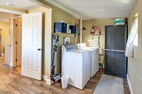 On-site Creek & Fishing: Cozy Coos Bay Retreat!