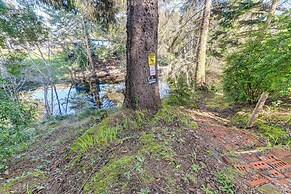 On-site Creek & Fishing: Cozy Coos Bay Retreat!
