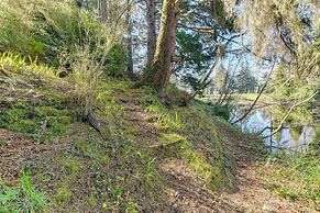 On-site Creek & Fishing: Cozy Coos Bay Retreat!