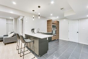 Modern Newark Vacation Rental ~ 3 Mi to Airport!