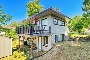 Grants Pass Getaway w/ Expansive Deck!