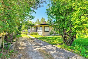Grants Pass Getaway w/ Expansive Deck!