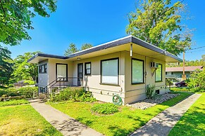 Grants Pass Getaway w/ Expansive Deck!