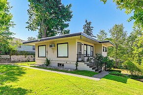 Grants Pass Getaway w/ Expansive Deck!