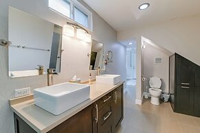 Grants Pass Getaway w/ Expansive Deck!