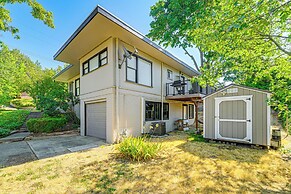 Grants Pass Getaway w/ Expansive Deck!