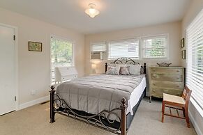 Grants Pass Getaway w/ Expansive Deck!