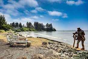 Waterfront Coos Bay Retreat w/ Kayaks!