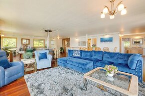 Waterfront Coos Bay Retreat w/ Kayaks!