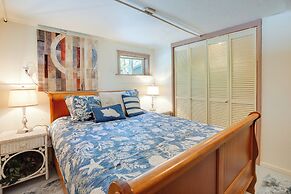 Waterfront Coos Bay Retreat w/ Kayaks!