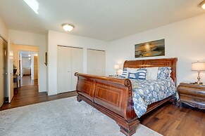 Waterfront Coos Bay Retreat w/ Kayaks!