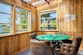 Waterfront Coos Bay Retreat w/ Kayaks!