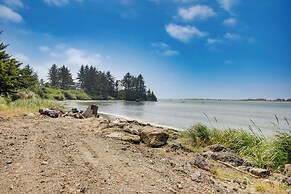 Waterfront Coos Bay Retreat w/ Kayaks!