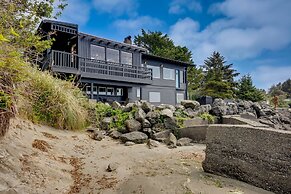 Waterfront Coos Bay Retreat w/ Kayaks!
