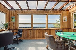 Waterfront Coos Bay Retreat w/ Kayaks!