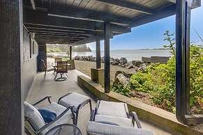 Waterfront Coos Bay Retreat w/ Kayaks!