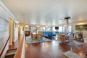 Waterfront Coos Bay Retreat w/ Kayaks!