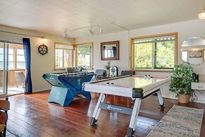 Waterfront Coos Bay Retreat w/ Kayaks!