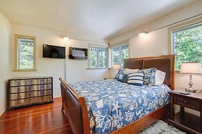 Waterfront Coos Bay Retreat w/ Kayaks!