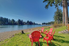 Gorgeous Allyn Getaway - No-bank Waterfront!