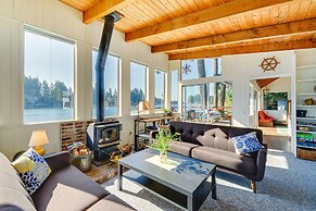 Gorgeous Allyn Getaway - No-bank Waterfront!
