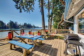 Gorgeous Allyn Getaway - No-bank Waterfront!