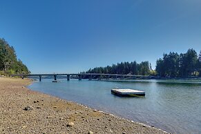 Gorgeous Allyn Getaway - No-bank Waterfront!