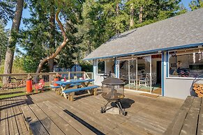 Gorgeous Allyn Getaway - No-bank Waterfront!