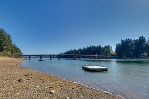 Gorgeous Allyn Getaway - No-bank Waterfront!