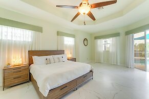 Grill-chill-splash: Your Port Charlotte Paradise!