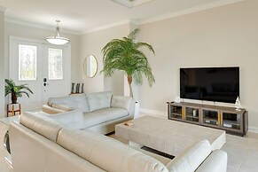 Grill-chill-splash: Your Port Charlotte Paradise!