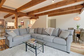 North Conway Townhome w/ Private Hot Tub & Deck!
