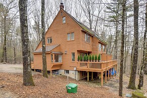 North Conway Townhome w/ Private Hot Tub & Deck!