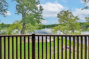 Lakefront Westhampton Cabin w/ Beach + Kayaks!