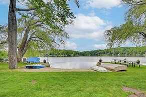 Lakefront Westhampton Cabin w/ Beach + Kayaks!