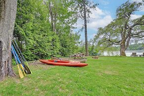 Lakefront Westhampton Cabin w/ Beach + Kayaks!