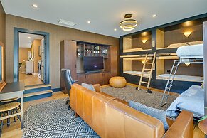 Hawthorne Home w/ Covered Patio & Basketball Court