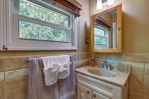 Charming Monroe Township Home - 13 Mi to RU!