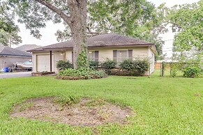 Lake Jackson Home w/ Yard, 14 Mi to Beaches!