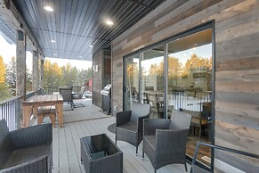 Modern Island Park Cabin ~ 23 Mi to Yellowstone!