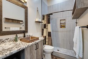 Modern Island Park Cabin ~ 23 Mi to Yellowstone!