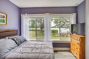 Lakefront Mound Getaway: Near Snowmobiling Trails!