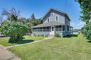 Lakefront Mound Getaway: Near Snowmobiling Trails!