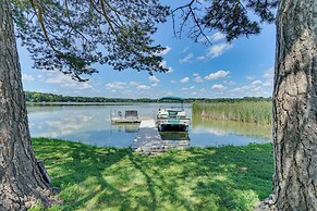 Lakefront Mound Getaway: Near Snowmobiling Trails!