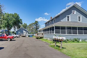 Lakefront Mound Getaway: Near Snowmobiling Trails!