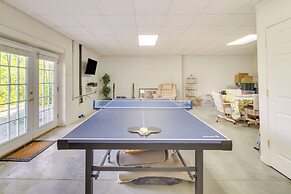 Hendersonville Retreat w/ Mtn Views & Deck!