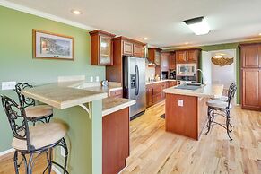 Hendersonville Retreat w/ Mtn Views & Deck!