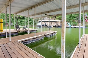 Dock + Screened Porch: Lake of the Ozarks Getaway!