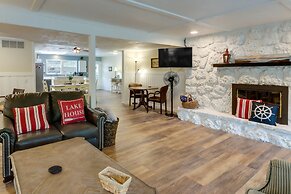 Dock + Screened Porch: Lake of the Ozarks Getaway!