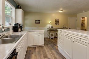 Dock + Screened Porch: Lake of the Ozarks Getaway!